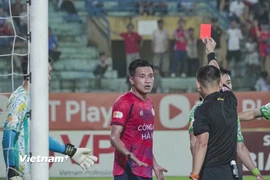 Công an Hà Nội nhận 2 thẻ đỏ trong trận đấu với Câu lạc bộ Thành phố Hồ Chí Minh ở vòng 19 V-League. (Ảnh: Việt Anh/Vietnam+)