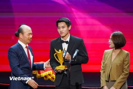Tiền đạo Đình Bắc nhận giải thưởng "Vận động viên Trẻ của năm" tại Cúp Chiến thắng 2025. (Ảnh: Việt Anh/Vietnam+)