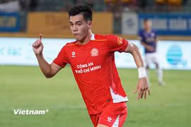 Tiền đạo Tiến Linh ghi bàn gỡ hòa 1-1 cho Câu lạc bộ Công an Thành phố Hồ Chí Minh ở trận gặp Hà Nội FC. (Ảnh: Việt Anh/Vietnam+)