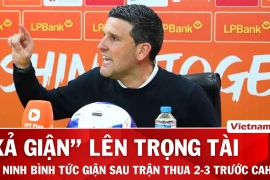 Thua đau trước Công an Hà Nội, HLV Ninh Bình FC đập bàn "xả giận" lên trọng tài