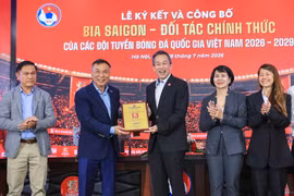 Ông Trần Quốc Tuấn, Chủ tịch Liên đoàn Bóng đá Việt Nam (VFF), trao Bảng danh vị tài trợ cho Tổng giám đốc Lester Tan Teck Chuan, đại diện SABECO. (Ảnh: VFF)