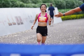 Nguyễn Thị Oanh về nhất cự ly 21,0975 km Nữ. (Ảnh: BTC)