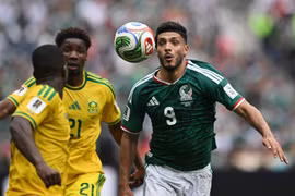 Tiền đạo Raul Jimenez (áo xanh) ghi bàn ấn định chiến thắng 2-0 cho đội tuyển Mexico trước đối thủ Nam Phi. (Ảnh: TTXVN)