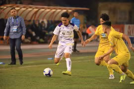 Hà Nội FC (áo trắng) "nhẹ nhàng" vượt qua đội khách Thanh Hóa với chiến thắng 3-1 ở vòng 17 V-League.