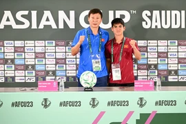 Huấn luyện viên Kim Sang-sik (áo xanh) và đội trưởng Khuất Văn Khang dự họp báo trước tứ kết U23 châu Á 2026. (Ảnh: VFF)