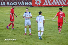 Hà Nội FC (áo trắng) ngậm ngùi nhận vị trí Á quân V-League mùa giải 2024-2025. (Ảnh: Việt Anh/Vietnam+)