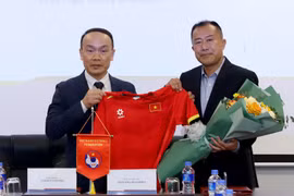 Huấn luyện viên Okiyama Masahiko (phải) sẽ hướng dẫn các Đội tuyển Nữ trẻ U17 và U20 Việt Nam trong thời gian chuẩn bị cho các giải đấu quốc tế. (Ảnh: VFF)