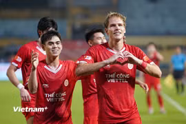 Tiền vệ Wesley Nata (phải) ghi bàn duy nhất giúp Thể Công-Viettel giành chiến thắng 1-0 trước Hoàng Anh Gia Lai. (Ảnh: Việt Anh/Vietnam+)