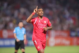 "Vua phá lưới V-League" mùa trước là Alan Sebastiao tiếp tục ghi bàn giúp Công An Hà Nội tạm vươn lên vị trí thứ 2 trên bảng xếp hạng. (Ảnh: VPF)