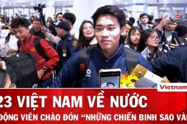 HLV Kim Sang-sik, Đình Bắc bị... "kèm chặt" bởi cổ động viên ở sân bay Nội Bài