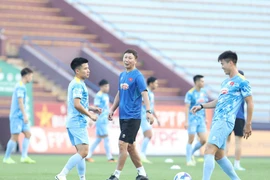 Huấn luyện viên Kim Sang-sik (áo xanh đậm) cùng các học trò quyết tâm hướng đến chiến thắng ở trận đấu gặp Đội tuyển Lào. (Ảnh: VFF)