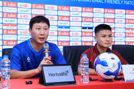 Huấn luyện viên trưởng Kim Sang-sik (áo xanh) trả lời họp báo trước trận giao hữu của đội tuyển Việt Nam gặp đội tuyển Myanmar. (Ảnh: VFF)