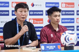 Huấn luyện viên Kim Sang-sik (áo đen) dành lời khen cho Đình Bắc sau chiến thắng 3-1 của đội tuyển Việt Nam trước Campuchia. (Ảnh: Việt Anh/Vietnam+)