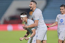 Tiền vệ Lâm Ti Phông (đeo băng) lập cú đúp trước Svay Rieng FC. (Ảnh: thepxanhnamdinhfc)