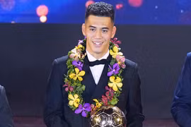 Tiền đạo Nguyễn Tiến Linh giành giải thưởng Quả bóng Vàng Việt Nam 2024. (Ảnh: webthethao)