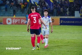 Tiền đạo Tuấn Hải (áo trắng) ghi dấu ấn với 1 bàn thắng và 1 pha kiến tạo trong trận "Derby Thủ đô" với Công an Hà Nội. (Ảnh: Việt Anh/Vietnam+)