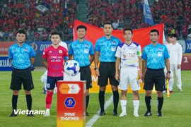 Thử thách mang tên Công an Hà Nội (áo đỏ) chờ đón Hà Nội FC ở trận derby Thủ đô tại vòng 15 V-League 2025/26. (Ảnh: Việt Anh/Vietnam+)