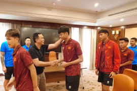 Chủ tịch Liên đoàn Bóng đá Việt Nam Trần Quốc Tuấn (áo đen) động viên các tuyển thủ U17 Việt Nam trước trận tứ kết Giải U17 châu Á 2026. (Ảnh: VFF)