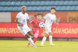 Câu lạc bộ Công an Hà Nội (áo đỏ) có thể lên ngôi vô địch V-League 2025/26 ở vòng 22. (Ảnh: VPF)