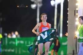 Nguyễn Thị Oanh có lần thứ 4 liên tiếp giành chức vô địch cự ly 21km Giải Bán marathon Quốc tế Việt Nam. (Ảnh: VIHM)