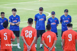 Huấn luyện viên Kim Sang-sik cùng các cầu thủ Việt Nam. (Ảnh: Việt Anh/Vietnam+)
