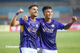 Đỗ Hoàng Hên (trái) tiếp tục tỏa sáng mang về chiến thắng cho Hà Nội FC. (Ảnh: Việt Anh/Vietnam+)
