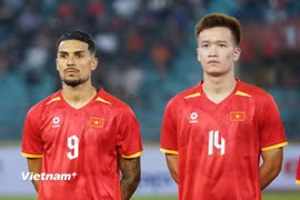 Đỗ Hoàng Hên (trái) tiếp tục có tên trong đội hình xuất phát của đội tuyển Việt Nam trận gặp Malaysia. (Ảnh: Việt Anh/Vietnam+)