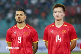 Đỗ Hoàng Hên (trái) tiếp tục có tên trong đội hình xuất phát của đội tuyển Việt Nam trận gặp Malaysia. (Ảnh: Việt Anh/Vietnam+)