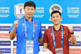Huấn luyện viên Kim Sang-sik (áo xanh) đặt quyết tâm cùng tuyển Việt Nam thắng trận đầu tiên trên sân Mỹ Đình tại ASEAN Cup 2026. (Ảnh: VFF)