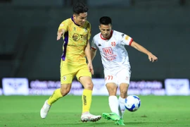 Hà Nội FC (áo vàng) đối đầu Hải Phòng ở trận cầu tâm điểm vòng 13 V-League 2025/26. (Ảnh: VPF)