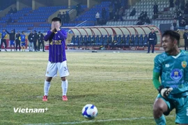 Hà Nội FC (áo tím) "gục ngã" trước đối thủ từ Giải hạng Nhất là Đồng Tháp và sớm chia tay đấu trường Cúp Quốc gia 2024-2025. (Ảnh: Việt Anh/Vietnam+)