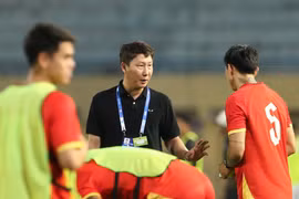 HLV Kim Sang-sik đánh giá thế nào về Xuân Son, Hoàng Hên sau trận đấu với Bangladesh?