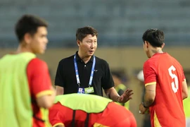 HLV Kim Sang-sik đánh giá thế nào về Xuân Son, Hoàng Hên sau trận đấu với Bangladesh?