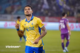 Đỗ Hoàng Hên lập cú đúp trong chiến thắng 4-2 của Hà Nội FC trước Becamex Thành phố Hồ Chí Minh. (Ảnh: Việt Anh/Vietnam+)