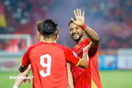 Xuân Son ghi bàn từ đường kiến tạo của Hoàng Hên (số 9) ở trận thắng 3-1 của đội tuyển Việt Nam trước Malaysia. (Ảnh: Việt Anh/Vietnam+)