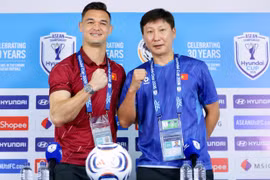 Huấn luyện viên Kim Sang-sik (áo xanh) đặt quyết tâm giành chiến thắng ngay trên sân của Indonesia. (Ảnh: VFF)