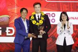 Tiền vệ Hoàng Đức giành Quả bóng Vàng Việt Nam năm 2025. (Ảnh: sggp)