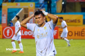 Hà Nội FC (áo trắng) nhận thất bại 1-2 trước Ninh Bình FC trên sân nhà Hàng Đẫy. (Ảnh: Việt Anh/Vietnam+)