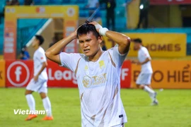 Hà Nội FC (áo trắng) nhận thất bại 1-2 trước Ninh Bình FC trên sân nhà Hàng Đẫy. (Ảnh: Việt Anh/Vietnam+)