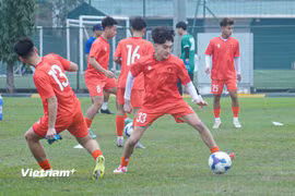Cầu thủ Việt kiều Hà Lan, Thomas Mai Veeren (số 33) đã sẵn sàng cống hiến cho tuyển U17 Việt Nam. (Ảnh: Việt Anh/Vietnam+)
