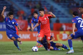 Mới chỉ giành 2 chiến thắng từ đầu mùa giải, PVF-CAND (áo xanh) khó 'cản bước' đội đầu bảng Công an Hà Nội. (Ảnh: VPF)