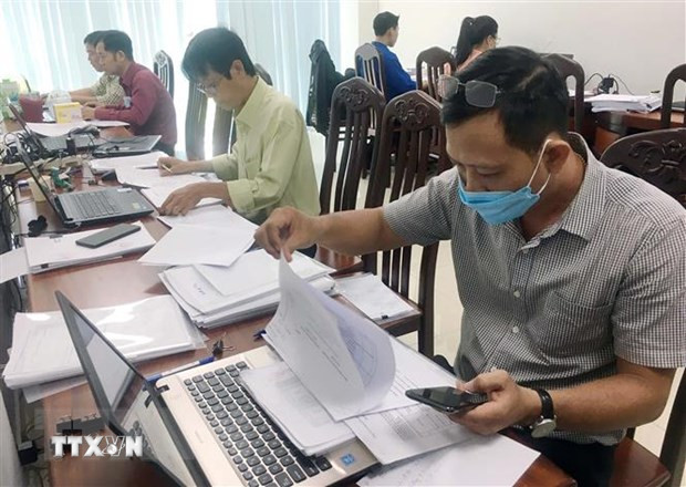 Kết quả danh sách hộ nghèo, cận nghèo sẽ được niêm yết công khai tại nhà văn hóa thôn và trụ sở Ủy ban nhân dân xã trong thời gian 3 ngày làm việc để người dân giám sát, phản hồi. (Ảnh minh họa: TTXVN)