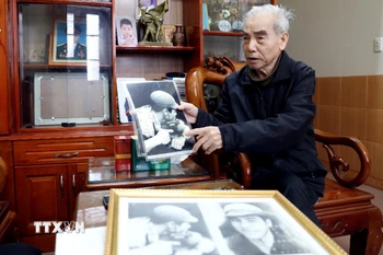 Cựu chiến binh Phạm Hải Triều kể lại những năm tháng là một người lính biệt động. (Ảnh: Thế Duyệt/TTXVN)