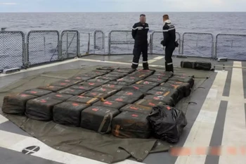 Các kiện cocaine bị Hải quân Pháp thu giữ trong vùng biển thuộc Polynesia thuộc Pháp. (Ảnh: AFP)