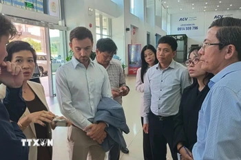 Lãnh đạo thành phố Đà Nẵng ghi nhận những đề xuất của đại Quản lý dự án Công ty tư vấn Hà Lan Hàng không NACO trong việc quy hoạch và đầu tư nâng cấp sân bay Chu Lai thành sân bay đạt chuẩn sân bay quốc tế theo kinh nghiệm của các nước phát triển. (Ảnh: Đoàn Hữu Trung/TTXVN)