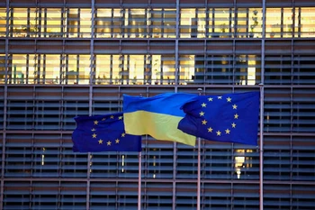 Cờ EU và cờ Ukraine bên ngoài trụ sở Ủy ban châu Âu tại Brussels, Bỉ. (Ảnh: Reuters)