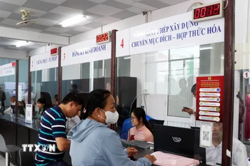 Người dân tại thành phố Cần Thơ đến giải quyết các thủ tục hành chính tại xã, phường. (Ảnh: Trung Hiếu/TTXVN)
