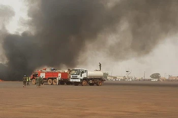 Hiện trường vụ rơi máy bay tại Nam Sudan. (Ảnh: AA)