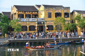 Phố cổ Hội An thu hút đông đảo khách du lịch đến tham quan. (Ảnh: Hải Âu/TTXVN)