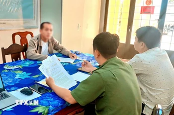 Phòng An ninh mạng và phòng chống tội phạm sử dụng công nghệ cao, Công an tỉnh Bạc Liêu làm việc với chủ tài khoản TikTok Võ Minh Trung. (Ảnh: Trọng Nguyễn/TTXVN phát)